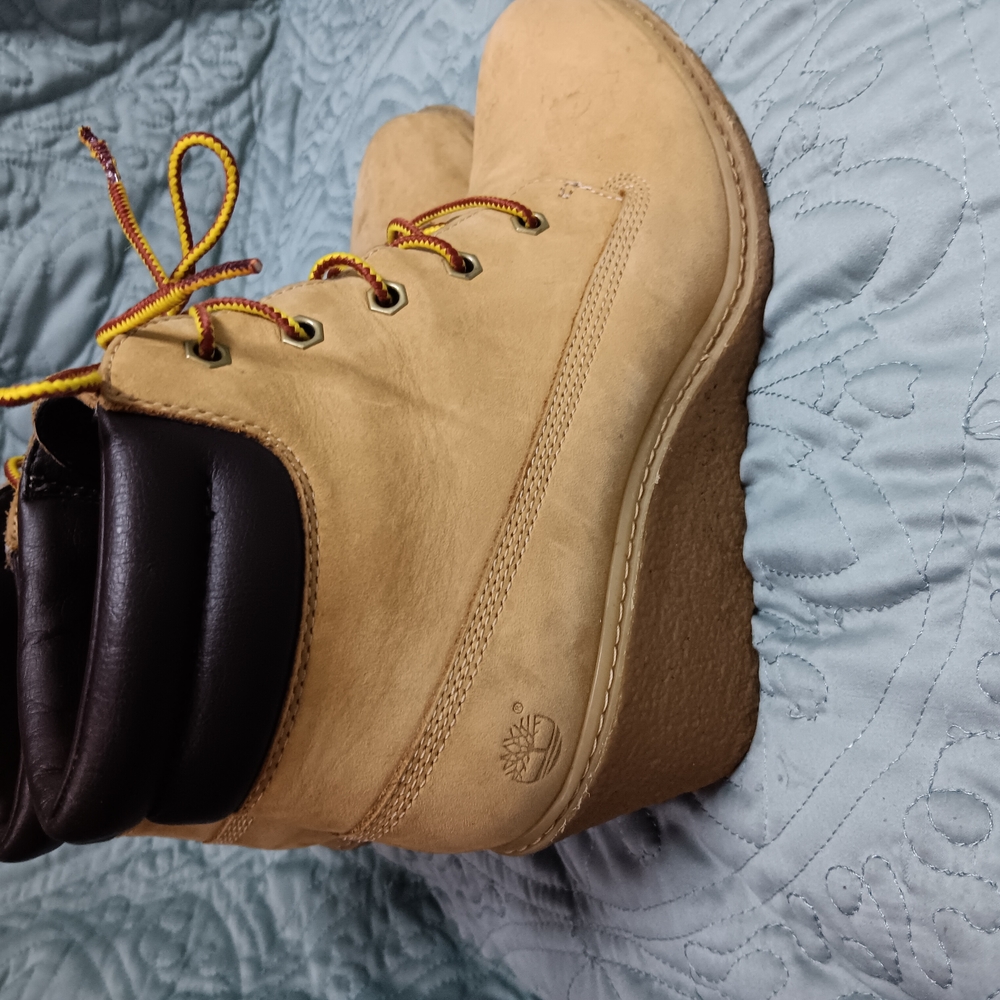 Timberland Beige Leather Boots with Black Collar